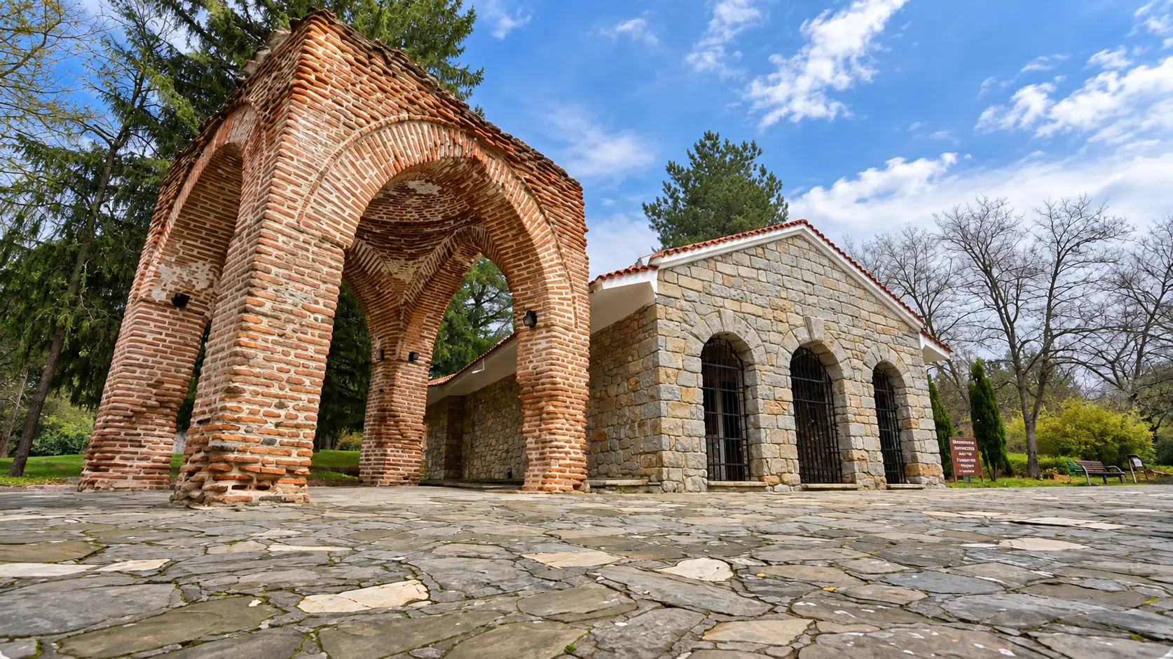 Тракийската гробница в Казанлък – уникално наследство от древна Тракия Тракийската гробница в Казанлък – уникално наследство от древна Тракия